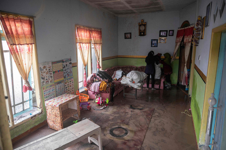 Hari ini, Senin, 5 Desember 2022 banyak warga kembali Dusun Kajar Kuning, Desa Sumberwuluh, Lumajang untuk melihat-lihat kondisi rumah mereka.