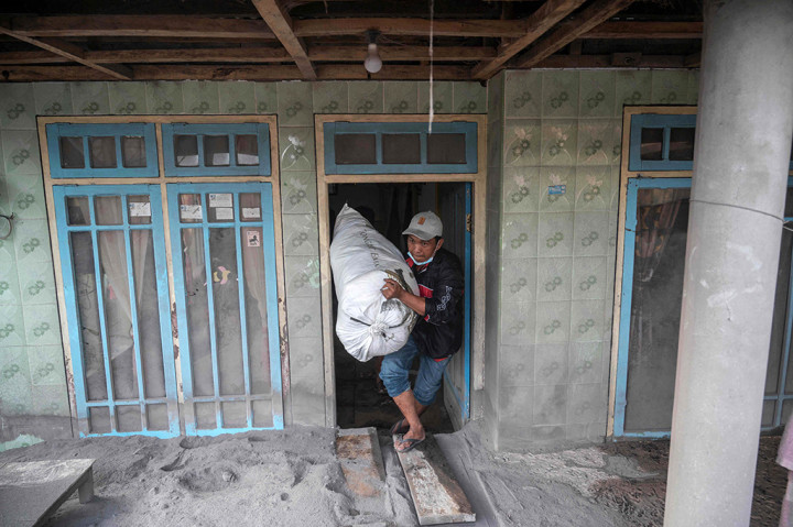 Warga terlihat menyelamatkan harta bendanya untuk dibawa ke tempat yang lebih aman.