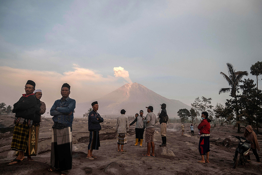 Gunung Semeru yang memiliki ketinggian 3.676 meter dari permukaan laut, Senin, masih meluncurkan awan panas guguran dengan amplitudo 25 mm dan lama gempa 386 detik.