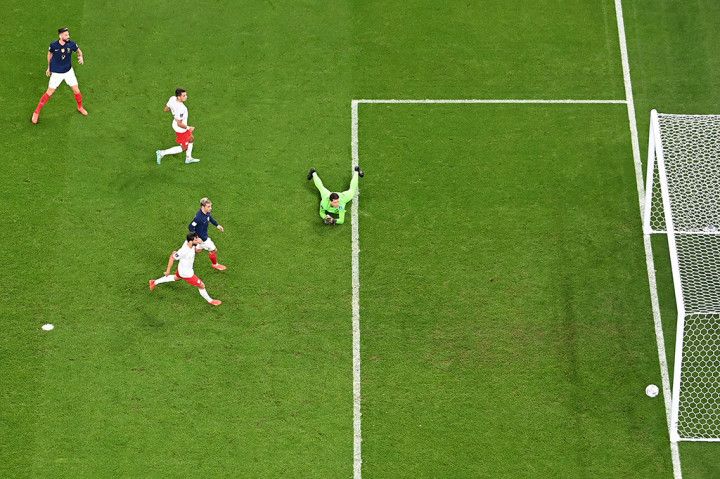 Prancis memecahkan kebuntuan pada menit ke-44. Menerima bola dari Kylian Mbappe, Olivier Giroud melepaskan tembakan dengan kaki kiri yang mengarah ke pojok gawang Szczesny. Skor menjadi 1-0 untuk Prancis, sekaligus menutup babak pertama.