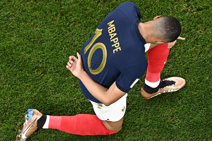Mbappe kembali memperbesar jarak menjadi 3-0 pada menit tambahan. Menerima bola dari Marcus Thuram, penyerang Paris Saint-Germain (PSG) itu kemudian melepaskan tembakan keras dengan kaki kanan. Bola mengarah ke pojok atas gawang tanpa bisa dijangkau Szczesny.