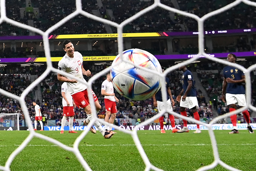 Polandia mendapatkan gol hiburan pada menit ke-90+6 lewat tendangan penalti Robert Lewandowski menyusul handball Dayot Upamecano. Skor 3-1 untuk Prancis bertahan hingga laga usai. 