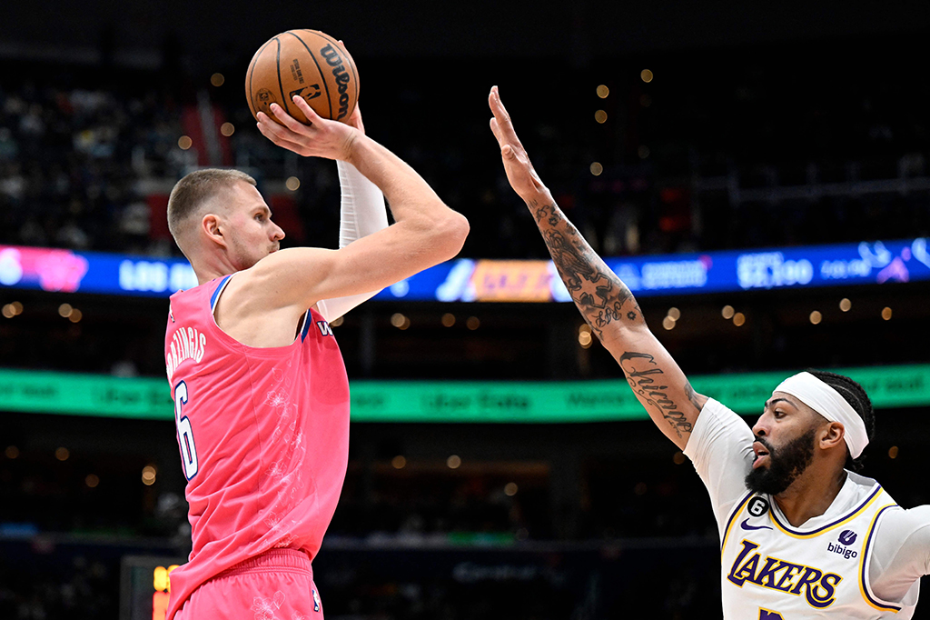 Kristaps Porzi??is membukukan angka terbanyak bagi Wizards dengan 27 poin dan sembilan rebound, disusul Kyle Kuzma dengan 26 poin, Daniel Gafford menambahkan 19 poin dan Corey Kispert membukukan 16 poin.