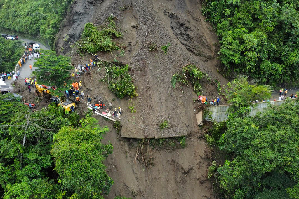 Pemandangan udara tanah longsor di lereng pegunungan di sektor El Ruso, Kotamadya Pueblo Rico, barat laut Bogota, Kolombia, pada Minggu, 4 Desember 2022 waktu setempat.