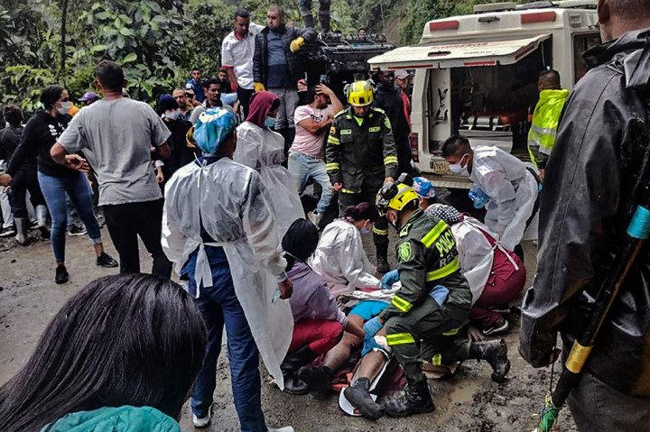 Tim SAR sedang mencari orang-orang yang naik bus dan sepeda motor yang terjebak dalam kecelakaan di daerah terpencil di sebuah kotamadya bernama Pueblo Rico di Kolombia barat laut.