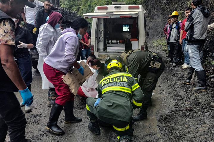 Seorang korban selamat mengatakan pengemudi bus berhasil menghindari tanah longsor yang terparah.