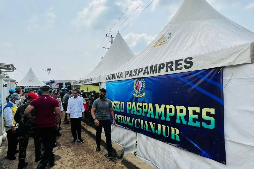Presiden Joko Widodo meninjau dan menyapa para penduduk yang mengungsi di Posko Bantuan Paspampres Peduli Cianjur, Desa Cijedil, Kecamatan Cugenang, Kabupaten Cianjur, Provinsi Jawa Barat, Senin, 5 Desember 2022.