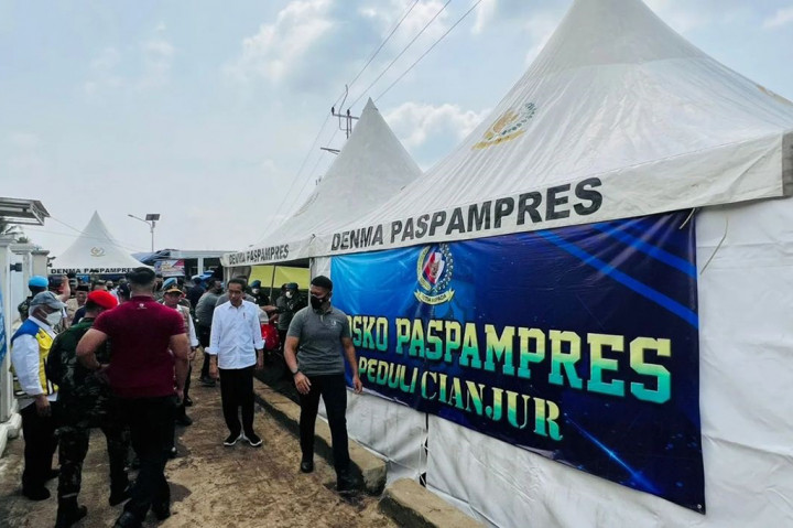 Presiden Joko Widodo meninjau dan menyapa para penduduk yang mengungsi di Posko Bantuan Paspampres Peduli Cianjur, Desa Cijedil, Kecamatan Cugenang, Kabupaten Cianjur, Provinsi Jawa Barat, Senin, 5 Desember 2022.