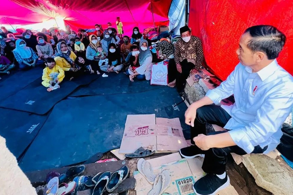 Untuk ketiga kalinya, Presiden Joko Widodo mengunjungi wilayah terdampak gempa bumi di Kabupaten Cianjur, Jawa Barat, Senin, 5 Desember 2022. Jokowi ingin memastikan dimulainya proses rekonstruksi dan penyaluran bantuan kemanusiaan kepada seluruh korban.