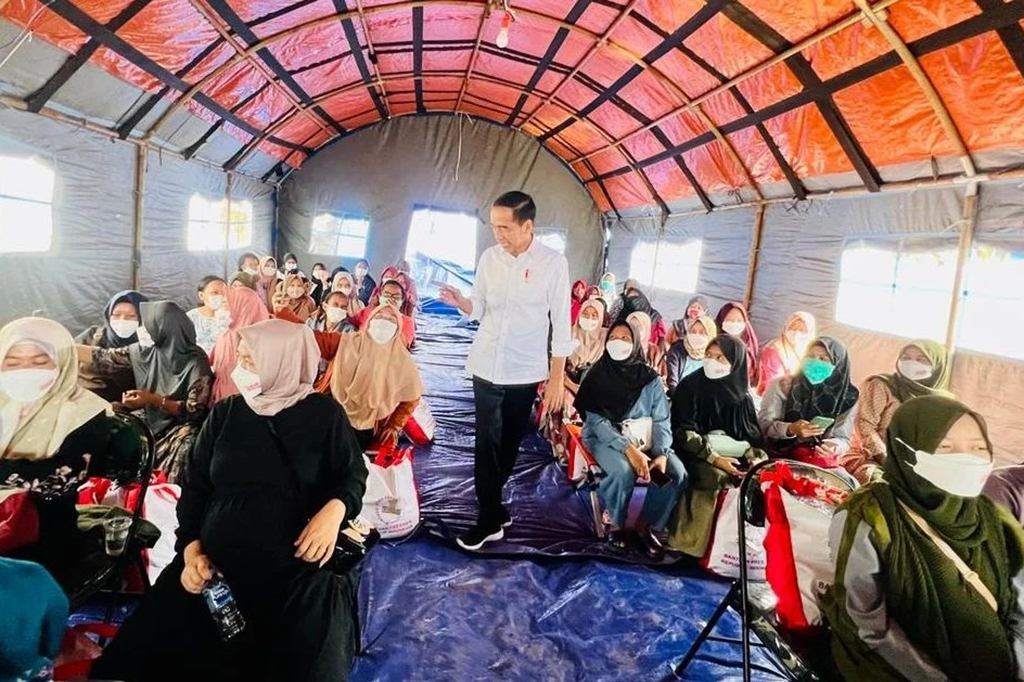 Presiden juga ingin memastikan kondisi kesehatan seratusan ribu lebih pengungsi. Saat melakukan kunjungan ke tenda pengungsi, sebagian besar mengaku masih dalam kondisi sehat dan mendapat pelayanan maksimal dari petugas gabungan.