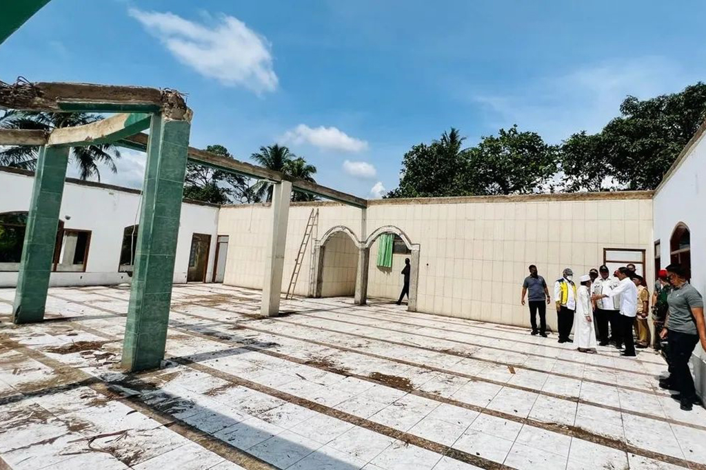 Jokowi meninjau sejumlah ruangan yang terdampak gempa, mulai dari masjid, asrama santri, dapur, hingga rumah kiai.