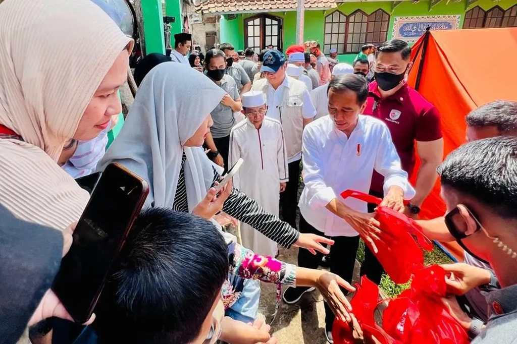 Jokowi juga menyapa dan memberikan bantuan kepada para santri dan pengungsi di sekitar pondok pesantren.