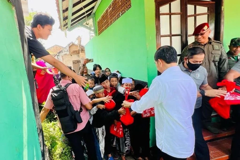 Jokowi memberikan bantuan kepada para santri dan pengungsi di sekitar pondok pesantren.