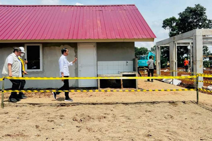 Presiden Joko Widodo meninjau langsung pembangunan sekitar 200 rumah tahan gempa di Desa Sirnagalih, Kecamatan Cilaku, Kabupaten Cianjur, Jawa Barat. Rumah-rumah tersebut diperuntukkan bagi korban terdampak gempa bermagnitudo 5,6 SR pada Senin, 21 Desember 2022.
