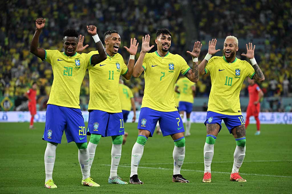 Para pemain Brasil melakukan selebrasi usai memastikan diri melaju ke babak perempat final Piala Dunia 2022 Qatar setelah melibas Korea Selatan dengan skor telak 4-1.