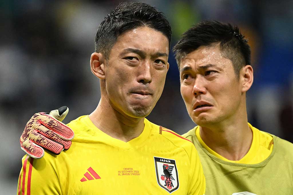 Penjaga gawang Jepang Shuichi Gonda (kiri) dan kiper Eiji Kawashima tidak dapat menyembunyikan kesedihan usai timnya harus tersingkir dari Piala Dunia 2022 Qatar lewat drama adu penalti melawan Kroasia, Selasa, 6 Desember 2022 dini hari WIB.