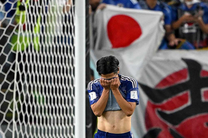 Gelandang Jepang Takumi Minamino kecewa setelah gagal mengeksekusi penalti selama pertandingan sepak bola babak 16 besar Piala Dunia 2022 Qatar antara Jepang dan Kroasia di Stadion Al-Janoub di Al-Wakrah.