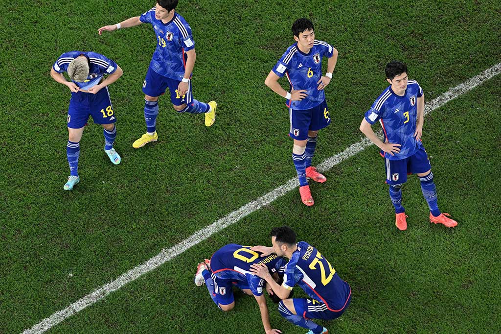 Para pemain Jepang tertunduk lesu setelah kalah adu penalti dalam pertandingan sepak bola putaran 16 besar Piala Dunia Qatar 2022 antara Jepang dan Kroasia.