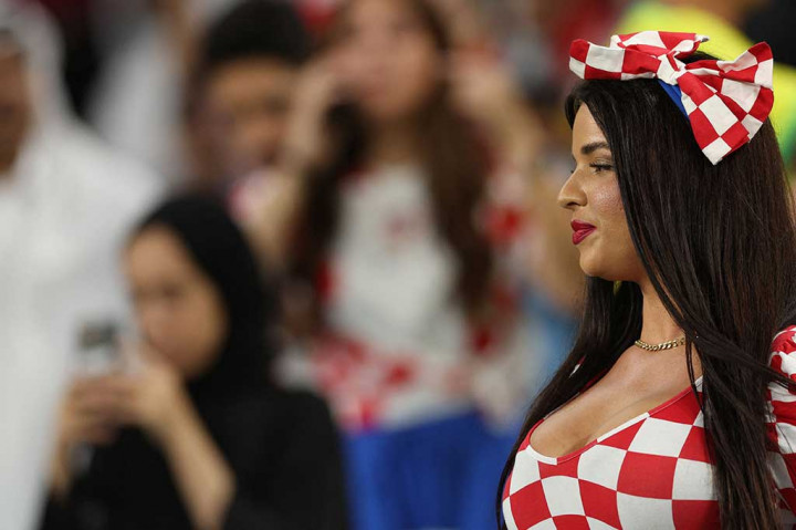 Para pengikutnya telah terhibur dengan baik dalam persiapan menuju pertandingan babak sistem gugur, dengan Knoll menuju ke pantai untuk berpose dalam pakaian renang dengan warna ikonik Kroasia. 