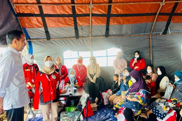 Untuk ketiga kalinya, Presiden Joko Widodo mengunjungi wilayah terdampak gempa bumi di Kabupaten Cianjur, Jawa Barat, Senin, 5 Desember 2022. Jokowi ingin memastikan dimulainya proses rekonstruksi dan penyaluran bantuan kemanusiaan kepada seluruh korban.