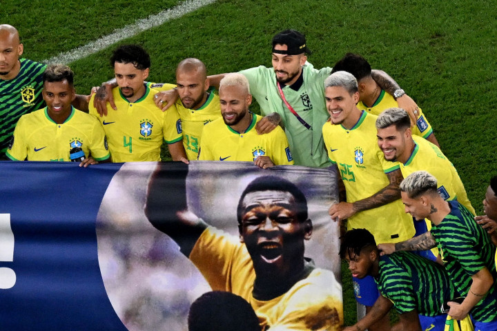 Para pemain Brasil memberi penghormatan kepada legenda Pele, yang tengah menjalani perawatan di rumah sakit di Sao Paulo, setelah melenggang ke perempat final Piala Dunia 2022 Qatar usai mengalahkan Korea Selatan 4-1.