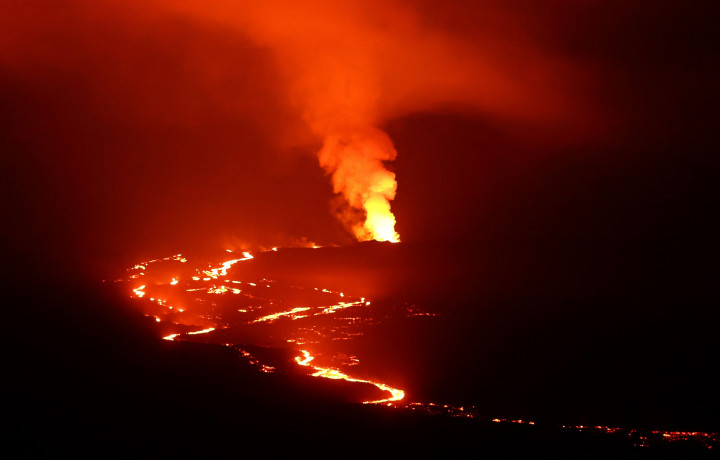 Air mancur lava dan sungai dari batuan cair menyembur dari gunung berapi terbesar di dunia, Mauna Loa, di Hawaii. Dan letusan pertama dalam hampir empat dekade tersebut belum menunjukkan tanda-tanda mereda.