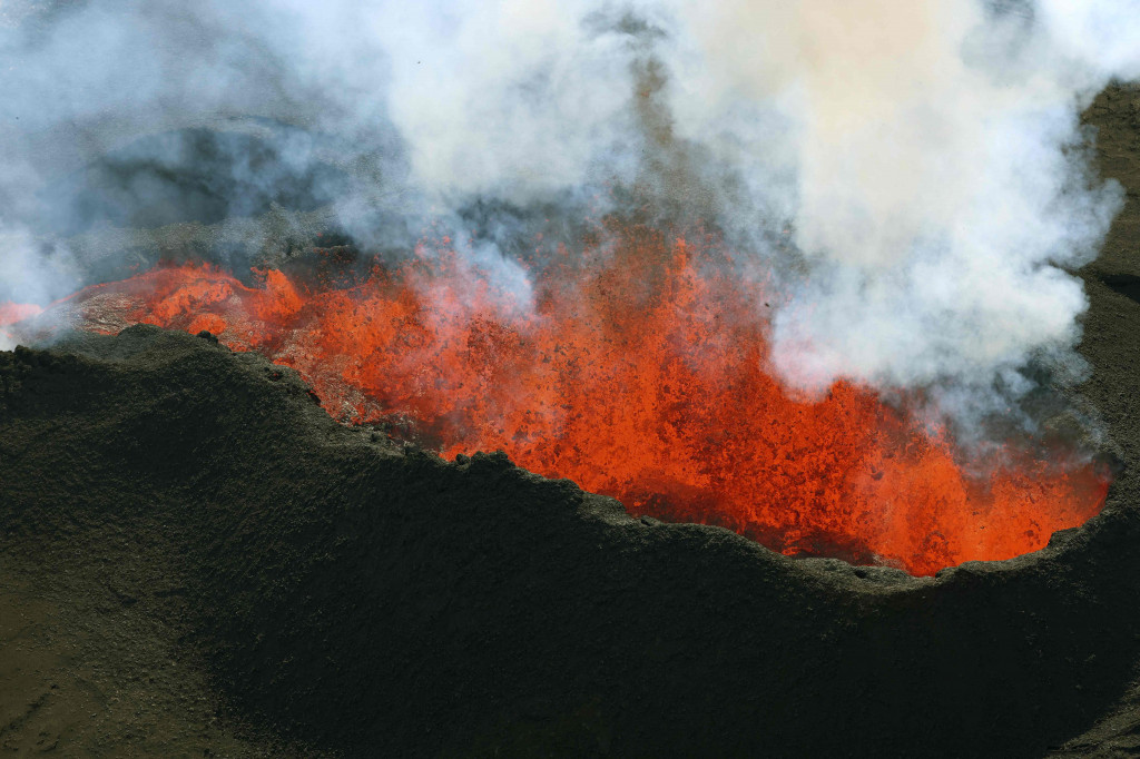 Ahli vulkanologi mengatakan mereka mengamati aliran lava menuju jalan raya di pulau terbesar di Hawaii, meskipun mereka masih percaya letusan yang dimulai hari Minggu, tidak menimbulkan ancaman langsung bagi manusia.