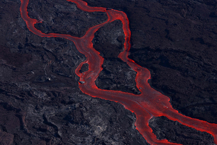 Celah lain yang masih menghasilkan lava mengirimkannya ke timur laut, sementara gumpalan gas vulkanik membumbung tinggi ke udara dan Rambut Pele jatuh ke bumi. Dinamai Pele, dewi gunung berapi Hawaii, untaiannya bisa sangat tajam dan berpotensi menimbulkan bahaya bagi kulit dan mata.
