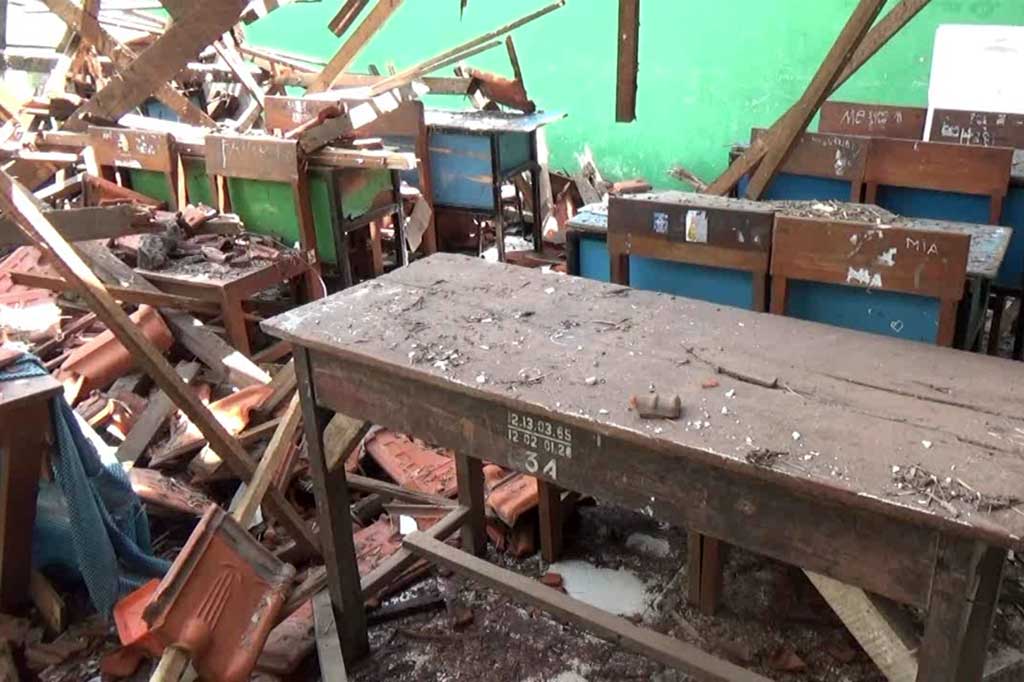 Atap dan genteng roboh di lembaga pendidikan swasta ini terjadi di ruang kelas tiga, ruang perpustakaan, dan laboratorium. Peristiwa ini terjadi akibat kayu atap  lapuk dimakan rayap, sehingga tidak mampu menahan beban genteng.