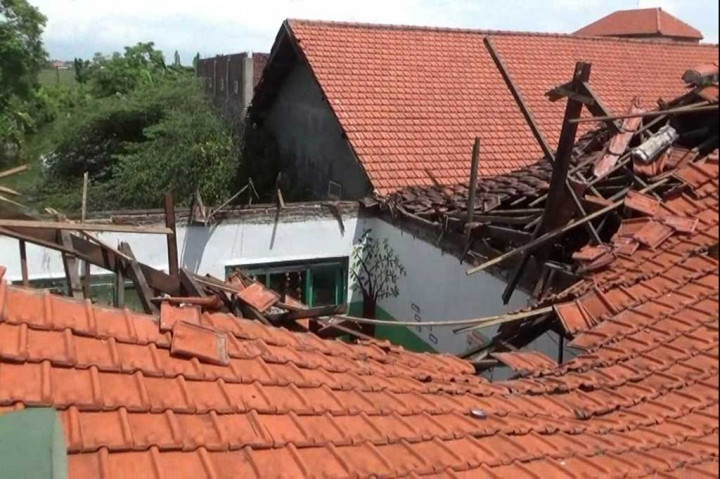 Beruntung saat kejadian tidak ada kegiatan belajar mengajar dalam ruangan, sehingga tidak memakan korban jiwa.  