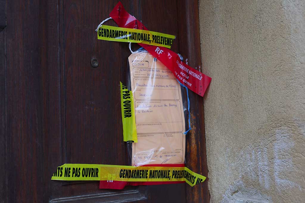 Segel polisi menempel di pintu sebuah rumah tempat dua mayat bayi baru lahir ditemukan di lemari es di Bedoin, Prancis, pada Kamis, 1 Desember 2022.