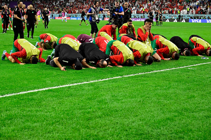 Para pemain Maroko bersujud syukur usai menyingkirkan Spanyol di babak 16 besar Piala Dunia 2022 lewat babak adu penalti, di Stadion Education City, Al Rayyan, Doha, Rabu, 7 Desember 2022 dini hari WIB.