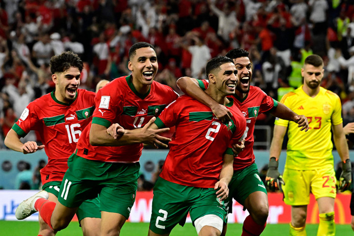Achraf Hakimi (tengah) berselebrasi bersama rekan-rekan setimnya usai mengantarkan negaranya untuk pertama kalinya melangkah ke babak perempat final Piala Dunia.