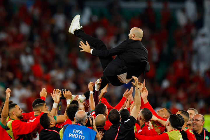 Pelatih Maroko Walid Reragui diangkat ke udara saat para pemain Maroko merayakan kemenangan lewat adu penalti atas Spanyol pada babak 16 besar Piala Dunia 2022 di Stadion Education City, Al-Rayyan, Qatar.