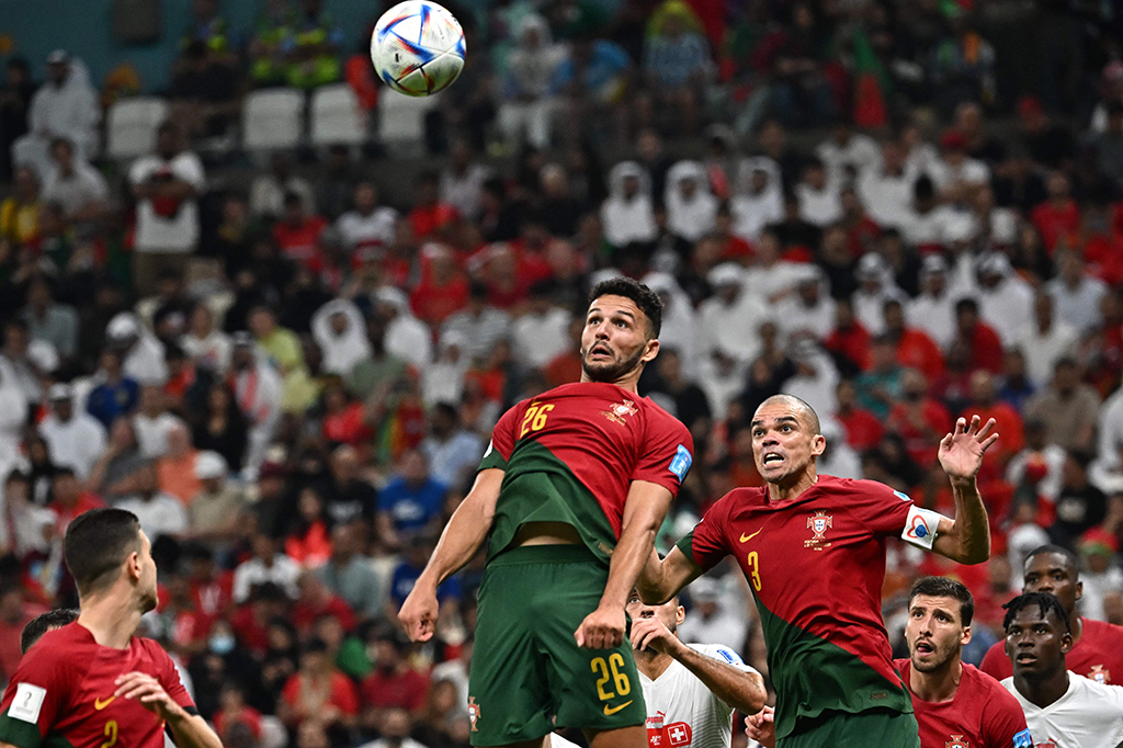 Pelatih Portugal, Fernando Santos memutuskan tidak menurunkan kapten timnas sekaligus megabintang Cristiano Ronaldo dan memainkan penyerang muda 21 tahun, Goncalo Ramos. Ban kapten disematkan ke lengan bek veteran Pepe.