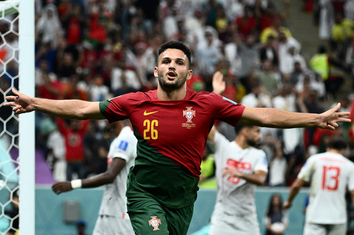 Portugal bermain menyerang dan berhasil membuka kedudukan pada menit ke-19. Pertaruhan Santos memainkan Ramos terbayar setelah dia mencetak gol lewat tembakannya yang menjebol pojok kanan gawang Swiss. Skor menjadi 1-0.
