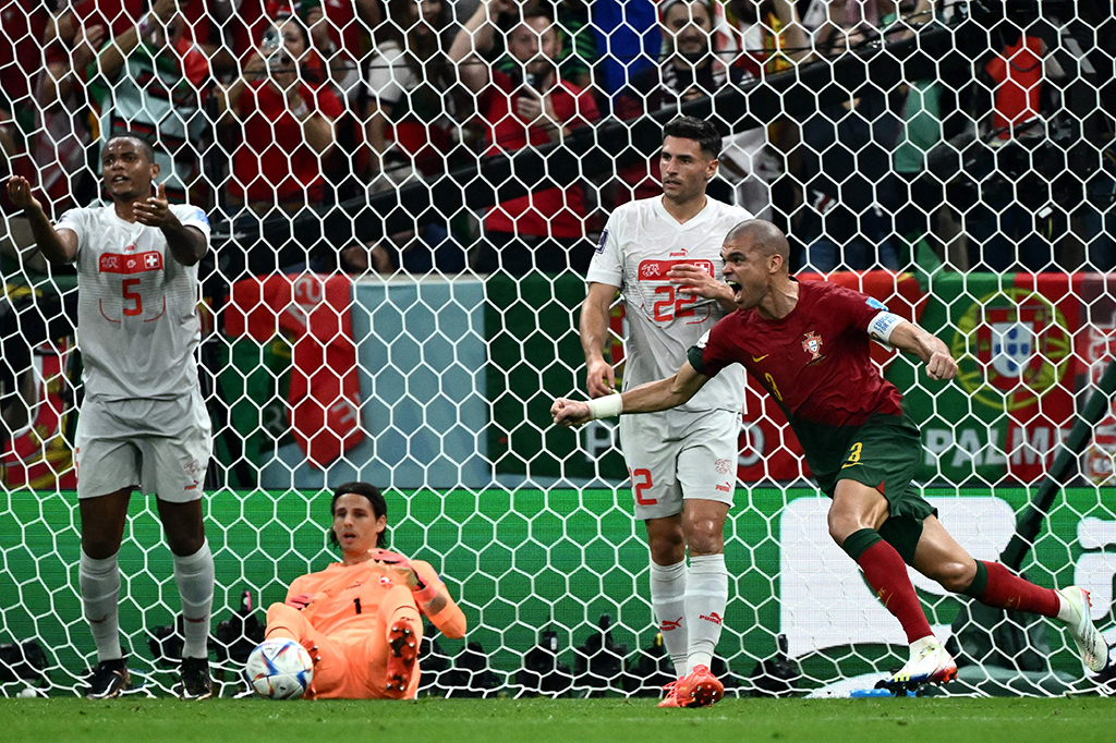 Portugal sukses menggandakan keunggulan menjadi 2-0 pada menit ke-33. Kali ini giliran Pepe yang mencetak gol lewat tandukan setelah menyambar bola sepak pojok Bruno Fernandez. Tidak ada gol tambahan hingga babak pertama berakhir.