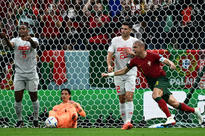 Portugal sukses menggandakan keunggulan menjadi 2-0 pada menit ke-33. Kali ini giliran Pepe yang mencetak gol lewat tandukan setelah menyambar bola sepak pojok Bruno Fernandez. Tidak ada gol tambahan hingga babak pertama berakhir.