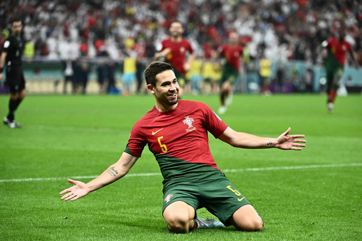 Portugal kembali menambah skor pada menit ke-55. Kali ini giliran Raphael Guerreiro yang menggetarkan gawang Swiss melalui bola sepakannya. Swiss tertinggal 0-4.