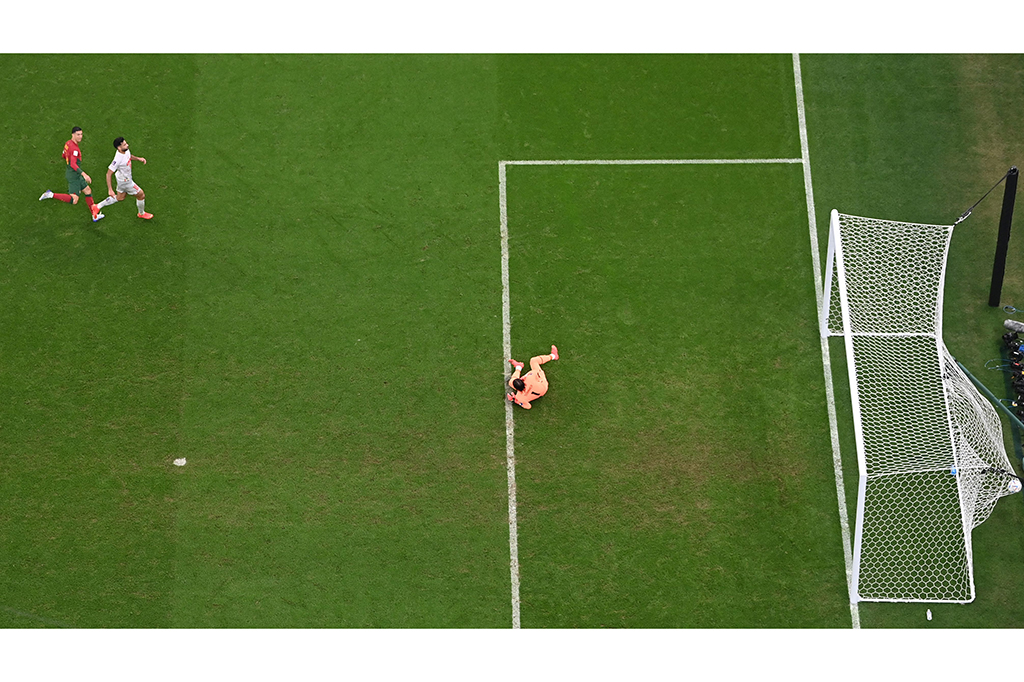 Unggul cukup jauh, Santos memutuskan untuk menurunkan Cristiano Ronaldo pada menit ke-73 sebagai pengganti Ramos. Ronaldo sempat mencetak gol pada menit ke-82, tetapi wasit menganulirnya karena berbau offside.