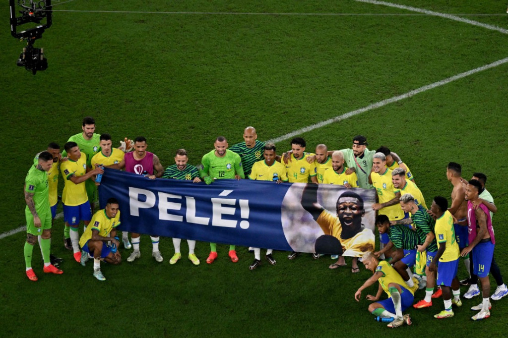 Para pemain Brasil memberi penghormatan kepada legenda Pele, yang tengah menjalani perawatan di rumah sakit di Sao Paulo, setelah melenggang ke perempat final Piala Dunia 2022 Qatar usai mengalahkan Korea Selatan 4-1.
