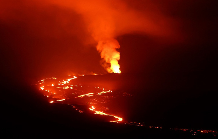 Air mancur lava dan sungai dari batuan cair menyembur dari gunung berapi terbesar di dunia, Mauna Loa, di Hawaii. Dan letusan pertama dalam hampir empat dekade tersebut belum menunjukkan tanda-tanda mereda.