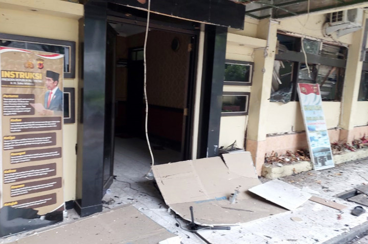 Ledakan bom bunuh diri terjadi di Kantor Polsek Astanaanyar, Kota Bandung, Jawa Barat, Rabu, 7 Desember 2022 pagi. Warga di sekitar lokasi yang mendengar ledakan tersebut langsung berhamburan ke luar bangunan.