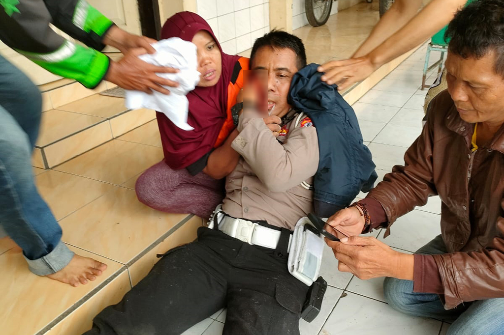 Aswin menambahkan bahwa tiga polisi mengalami luka akibat bom bunuh diri tersebut.