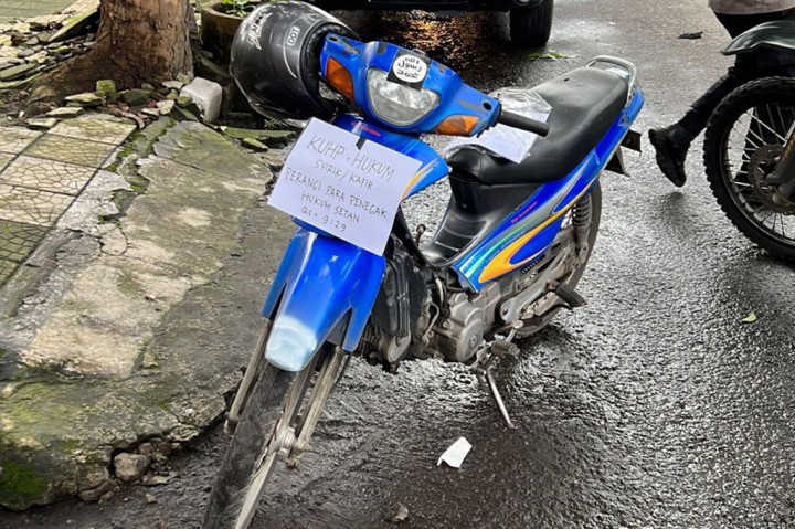 Kepala Polrestabes Bandung, Jawa Barat, Kombes Aswin Sipayung mengatakan pelaku bom bunuh diri di Polsek Astanaanyar langsung tewas di lokasi kejadian. Ini adalah motor yang diduga digunakan oleh pelaku bom bunuh diri.