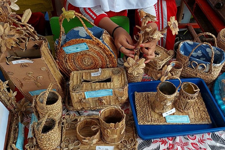 Siswi SD 1 Ngemplak menunjukan karya yang terbuat dari limbah plastik dalam kegiatan unduh karya dan gelar karya, di halaman SD 1 Ngemplak, Undaan, Kudus, Rabu, 7 Desember 2022.