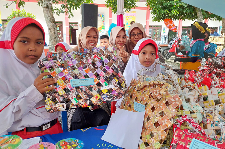 Peduli terhadap kondisi lingkungan yang sering terdampak banjir, pelajar SD 1 Ngemplak, Kecamatan Undaan, Kabupaten Kudus manfaatkan sampah plastik sisa kemasan jajan di sekolah dan sampah organik menjadi berbagai kerajinan yang bernilai. Langkah tersebut merupakan upaya pihak sekolah dalam mengembangkan karakter peduli lingkungan sejak dini.