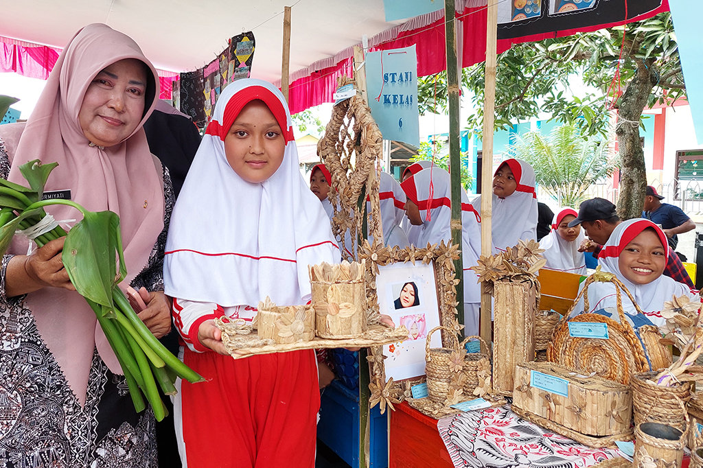 Sementara kerajinan dari bahan organik memanfaatkan eceng gondok yang memenuhi sungai sekitar sekolahan disulap menjadi tempat tisu, dan hingga beragam hiasan ruang.