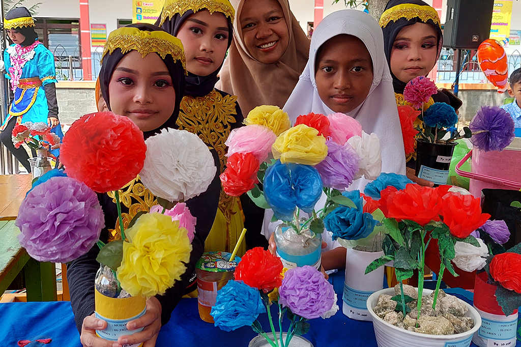 Kerajinan dari sampah plastik tersebut berupa vas bunga, berbagai bentuk tas, tempat tisu, hingga kerajinan penghias ruangan. 