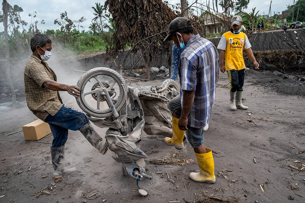 Sementara sejumlah warga Dusun Kajar Kuning kembali ke rumah mereka untuk menyelamatkan barang-barang perabotan rumah tangga serta harta benda mereka, dan membawanya ke hunian sementara (huntara) yang telah disiapkan pemerintah.